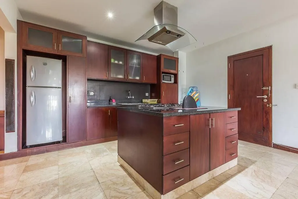 Apartment Quiet Central Seminyak 2Bd 2 Bath And Walk To Eat St